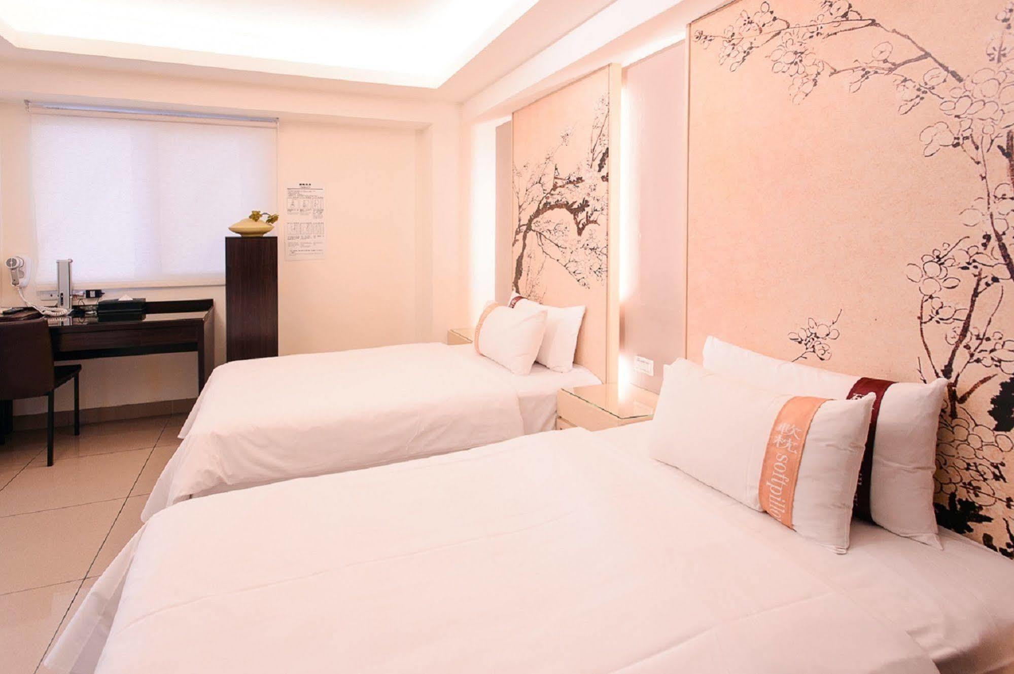 Kiwi Express Hotel - Kaohsiung Station Экстерьер фото