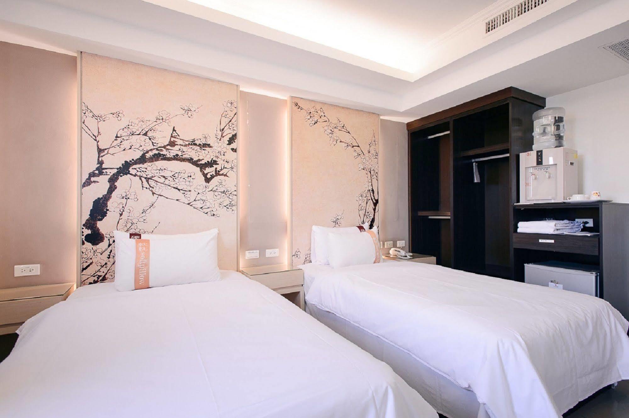 Kiwi Express Hotel - Kaohsiung Station Экстерьер фото