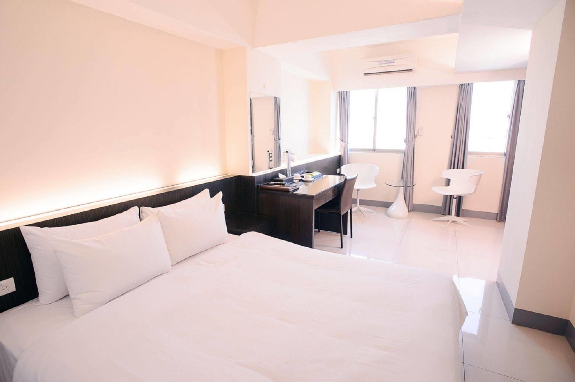 Kiwi Express Hotel - Kaohsiung Station Экстерьер фото