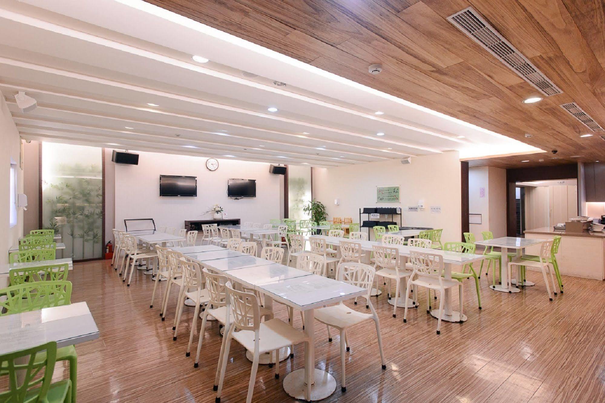 Kiwi Express Hotel - Kaohsiung Station Экстерьер фото